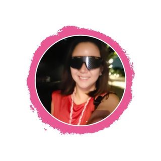 Fonda wearing Aura Shades